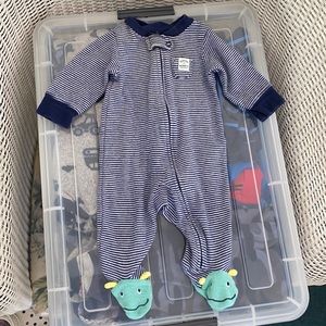 Long sleeve footsie with zip closure